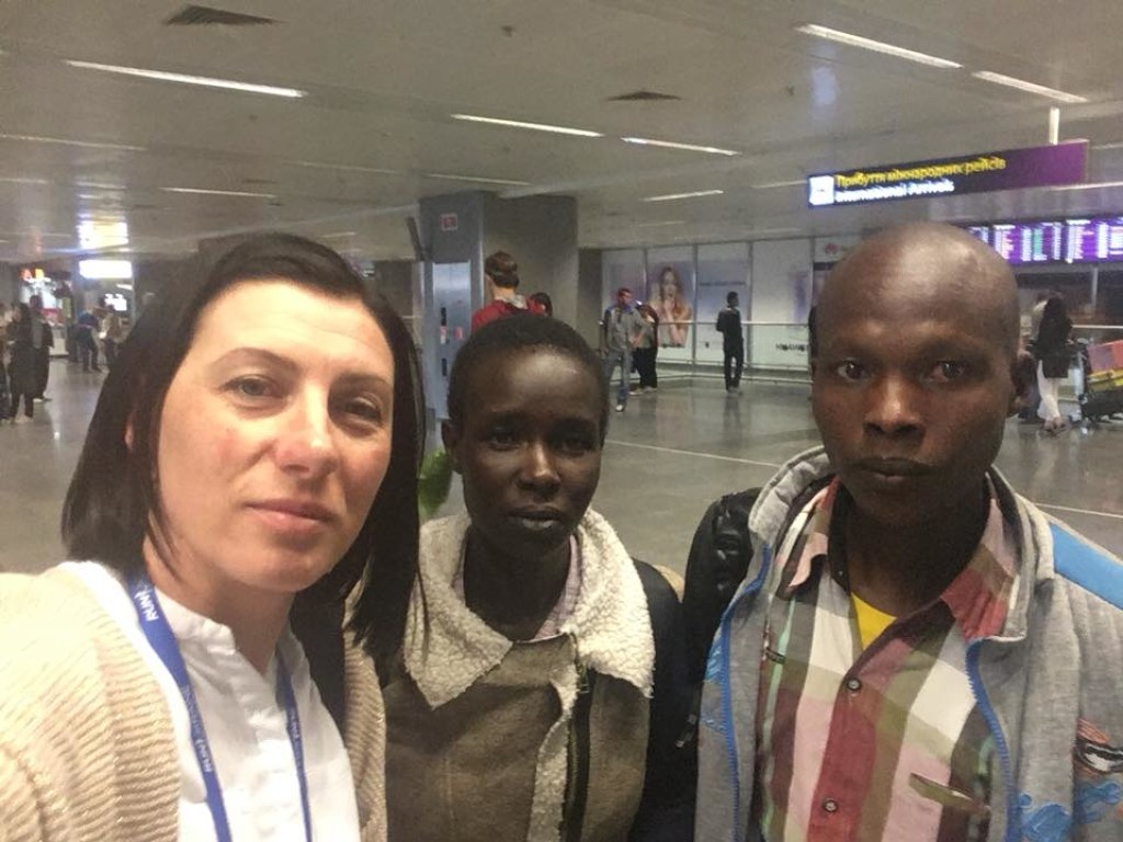 Кенийских атлетов всю ночь продержали в украинском аэропорту без еды и воды (ФОТО)