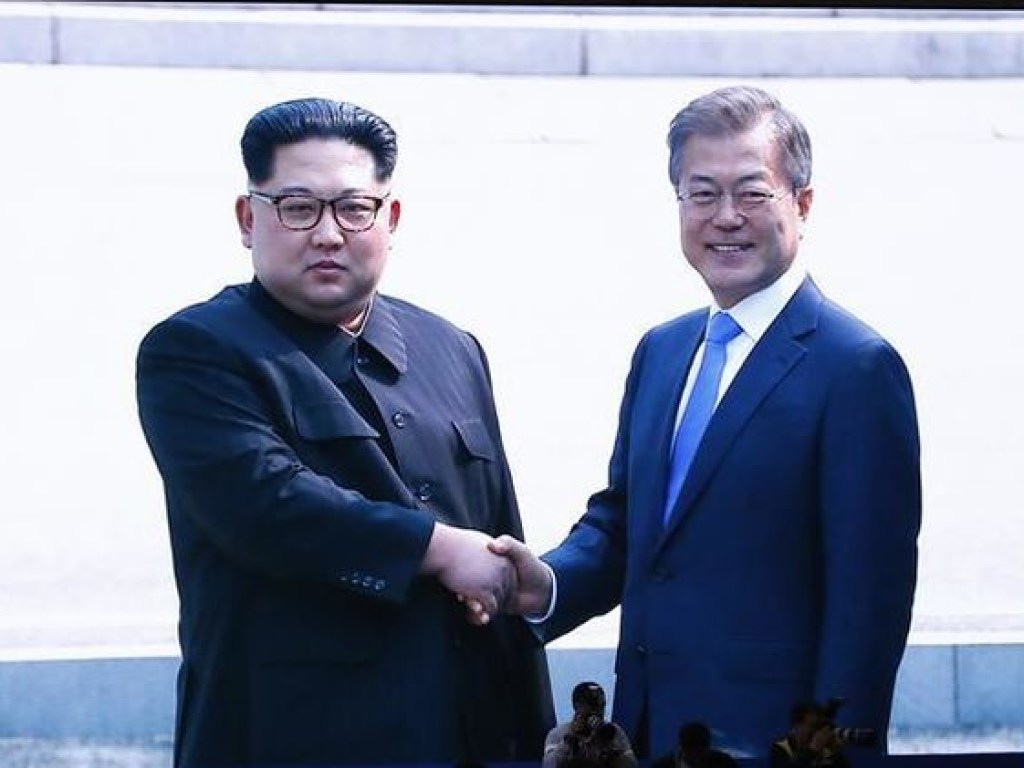 Впервые за долгие годы: Лидеры КНДР и Южной Кореи встретились и обменялись рукопожатием (ВИДЕО)