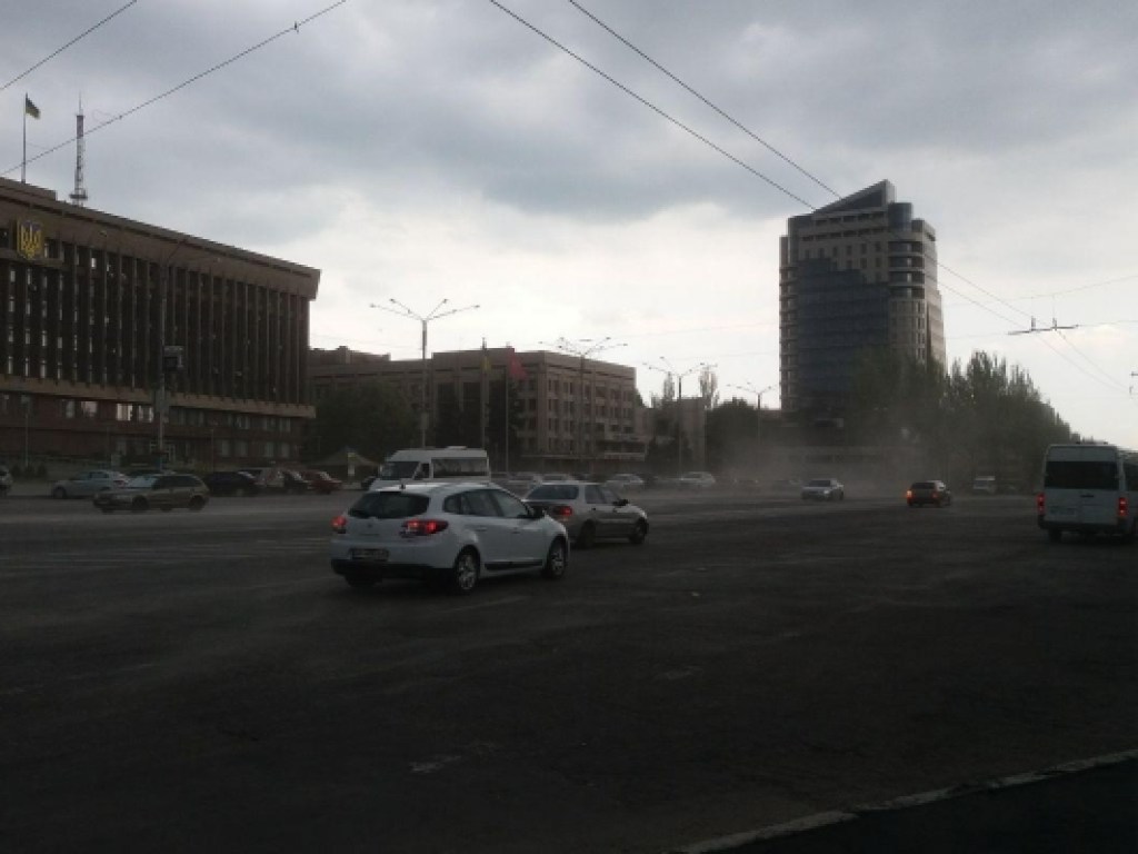 Запорожье накрыло пыльным облаком: в городе началась буря  (ФОТО)