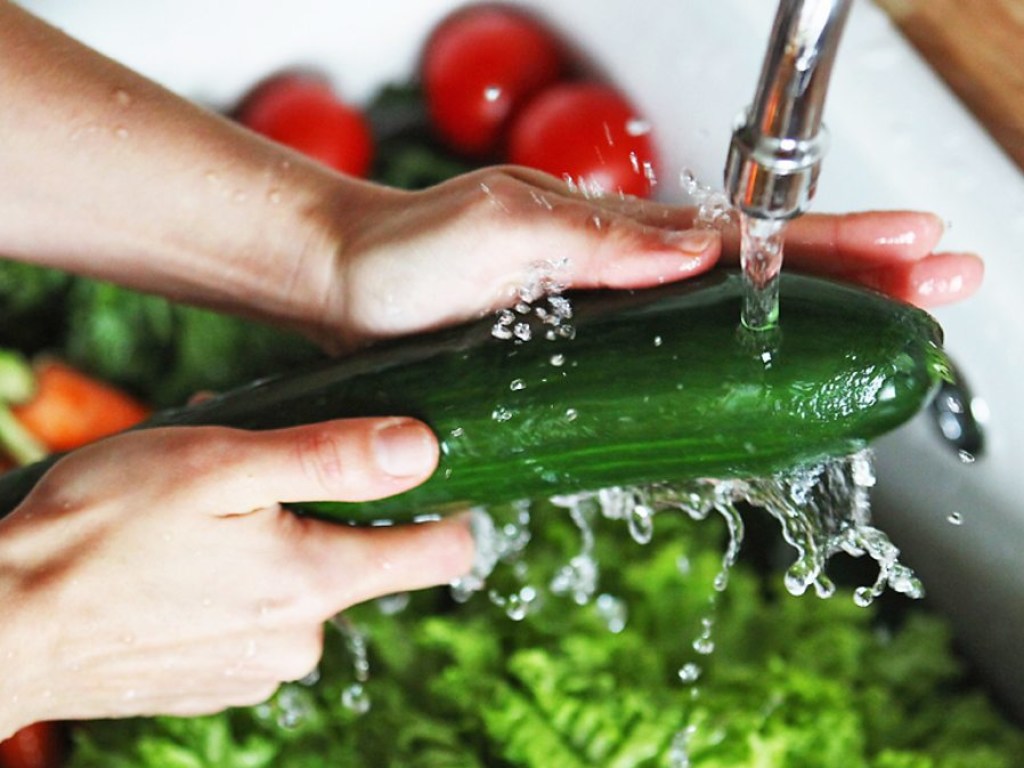 Врач: плохо вымытые овощи могут спровоцировать серьезное отравление, и даже развитие язвы
