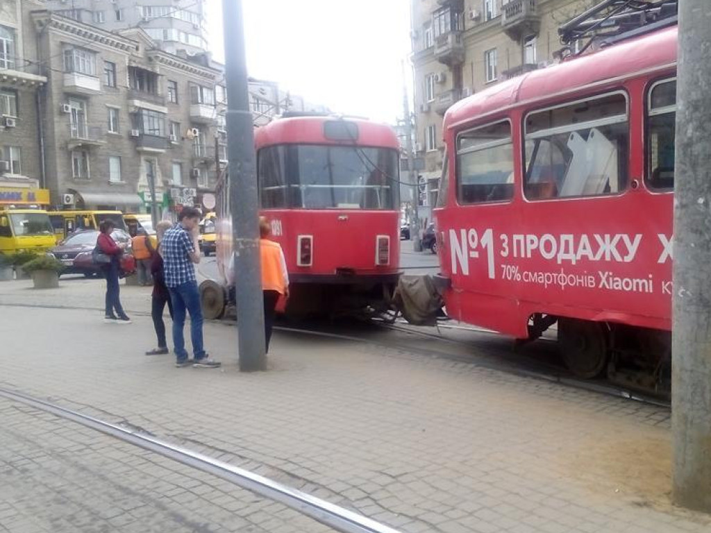 В центре Днепра трамвай сошел с рельсов (ФОТО)