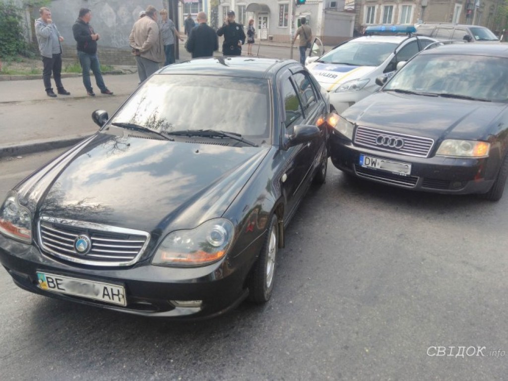 В Николаеве возле больницы столкнулись Geely и Audi , на дороге образовалась пробка (ФОТО)