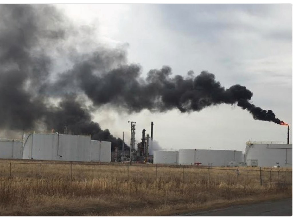 На американском нефтеперерабатывающем заводе прогремел взрыв, объявлена масштабная эвакуация (ФОТО)
