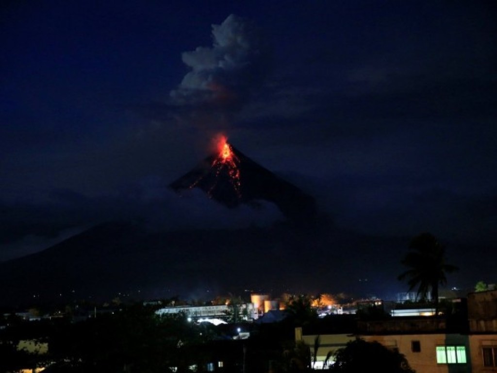 В южной части Тихого океана началось масштабное извержение вулкана (ФОТО)