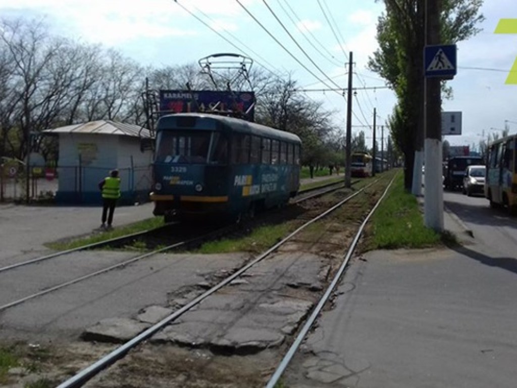 Трамвай в Одессе сошел с рельсов и снес столб (ФОТО)