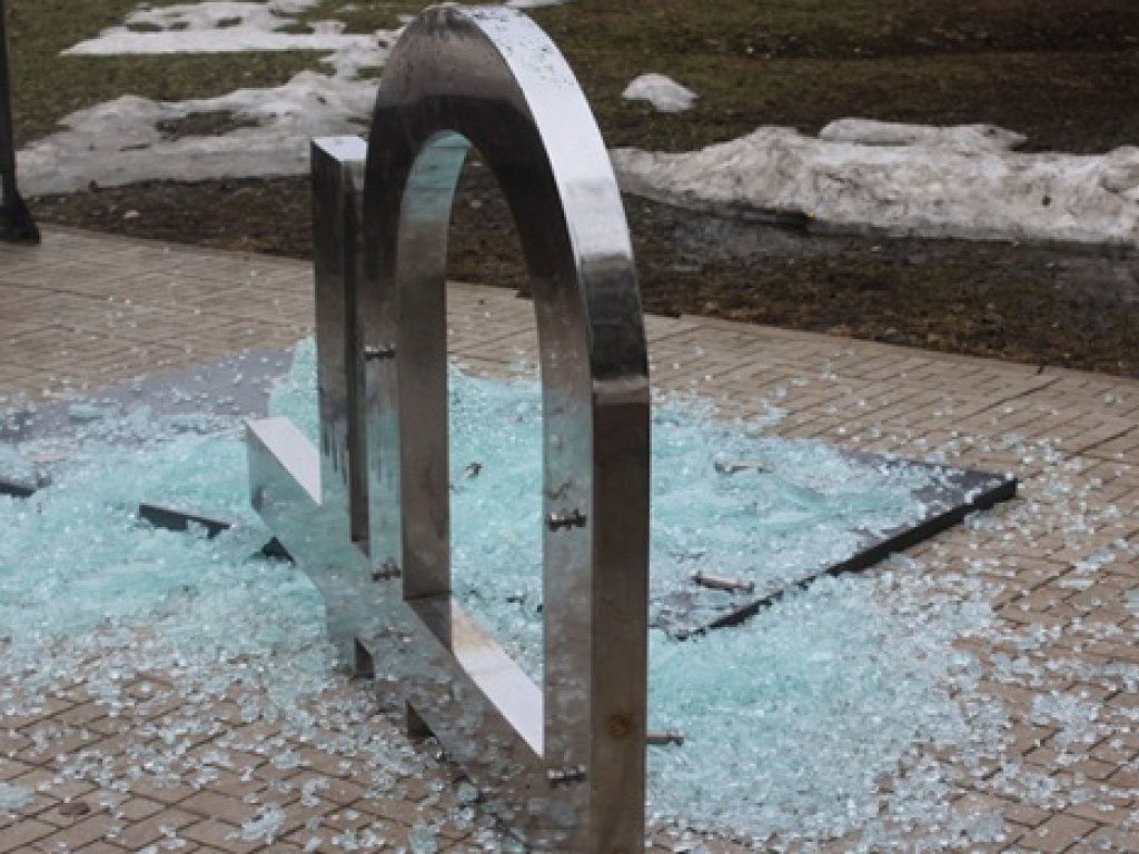 В российском Сыктывкаре упал памятник рублю (ФОТО)