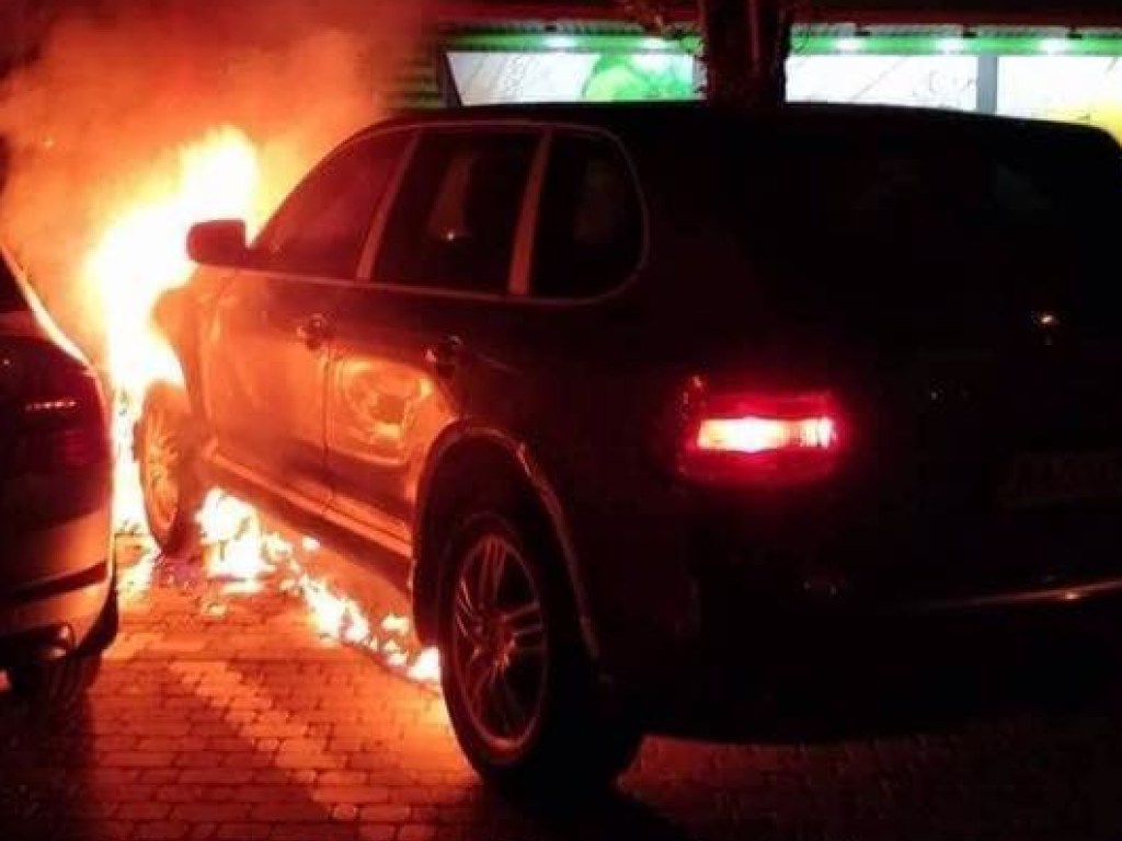 В Киеве на Русановке ночью сгорел автомобиль (ФОТО)
