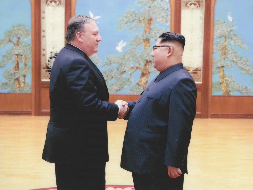 В Сети появилось фото с тайной встречи Помпео и Ким Чен Ына (ФОТО)