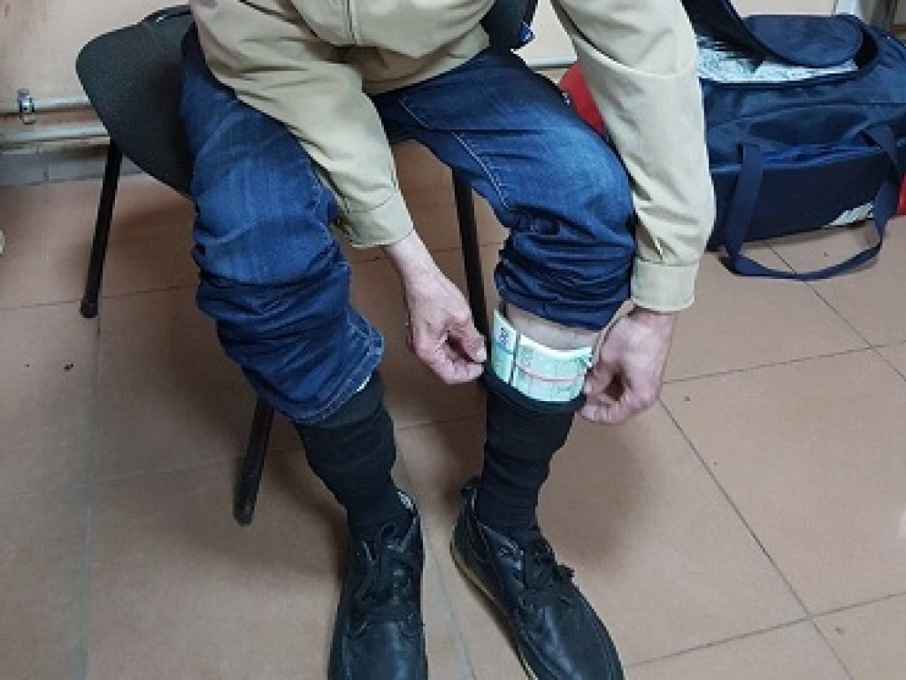 Украинец на границе с Россией спрятал в носках 25 тысяч евро, пограничники нашли деньги (ФОТО)