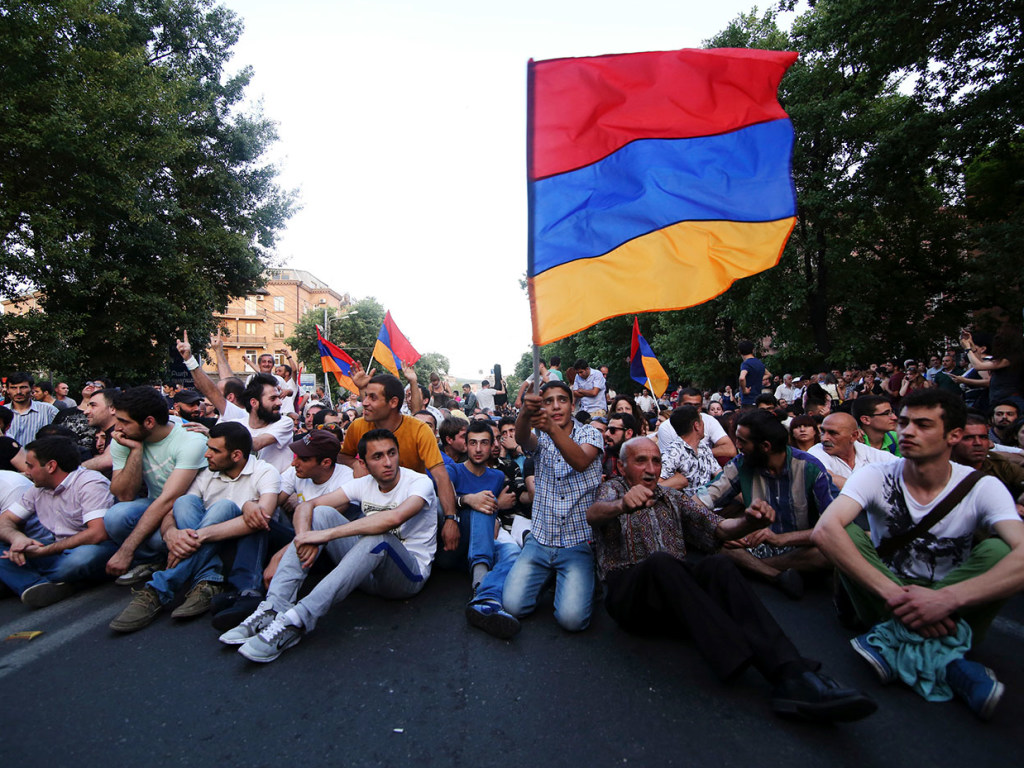 В Армении необходимо провести досрочные выборы – политолог
