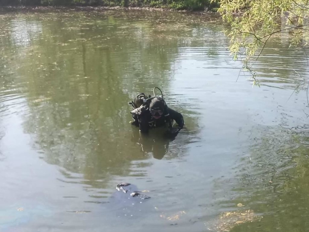 Под Запорожьем «девятка» слетела с обрыва в озеро, погибла пассажирка (ФОТО)