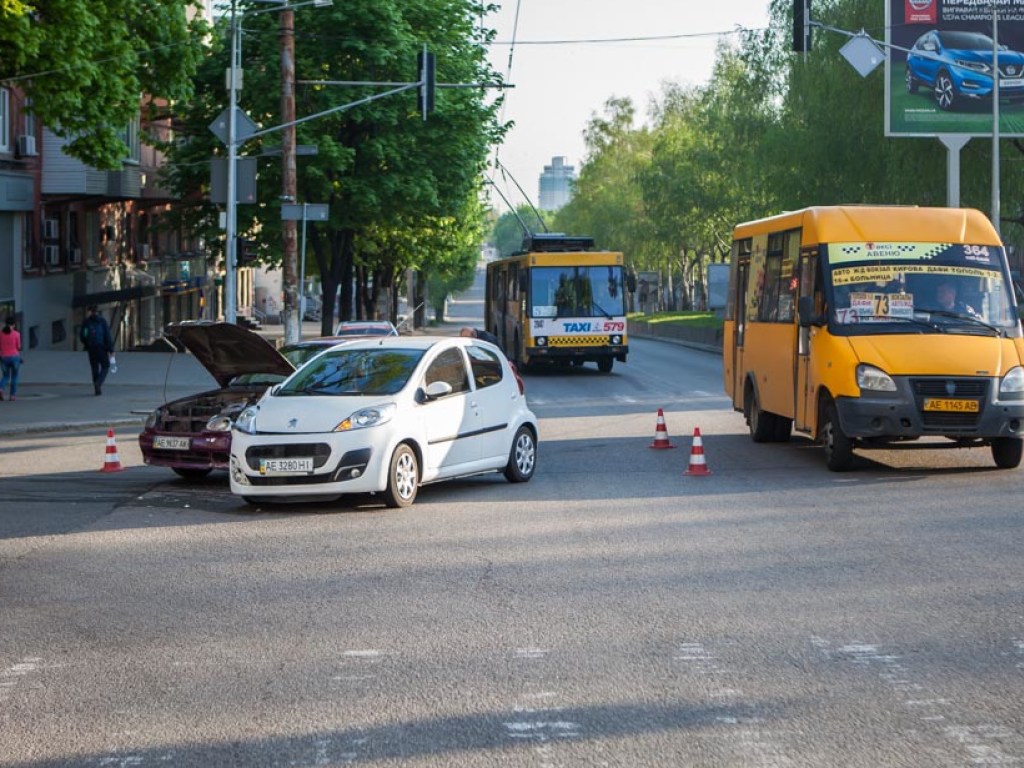 В центре Днепра дорогу не поделили Peugeot и Daewoo Lanos (ФОТО)