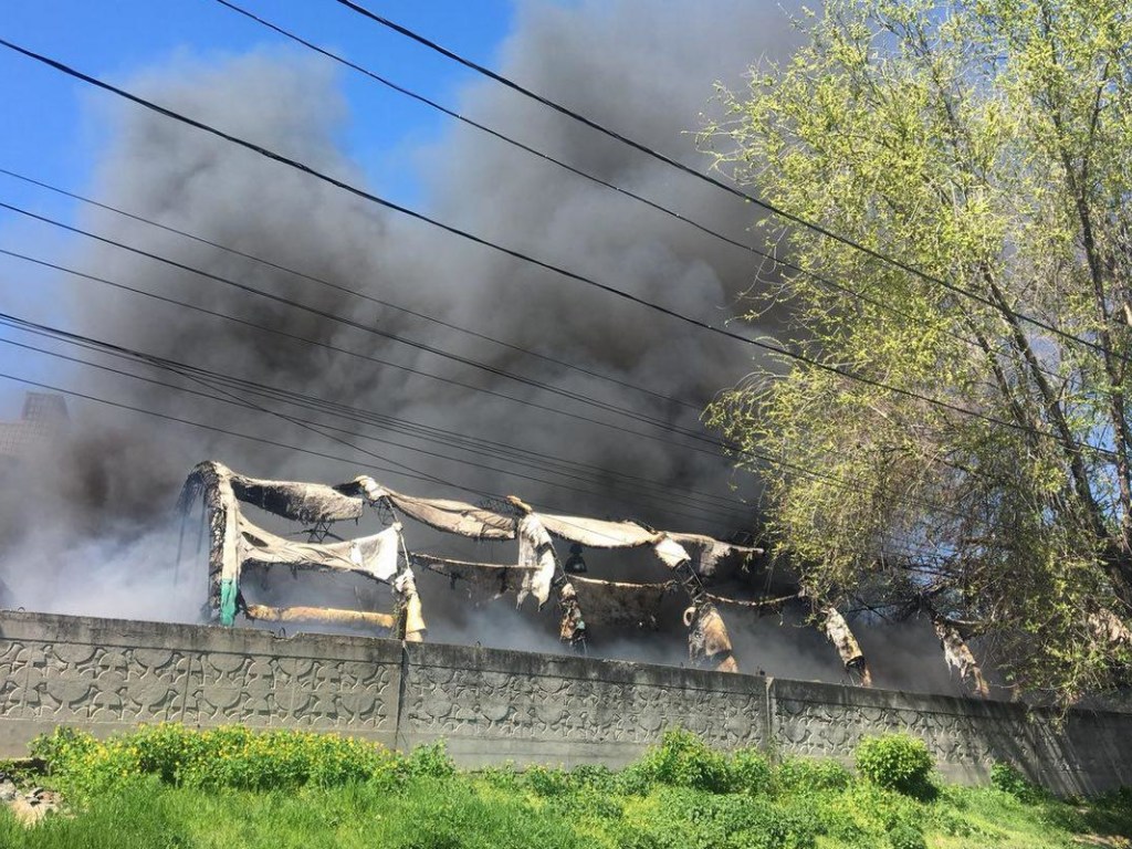 Центр Днепра затянуло черным дымом (ФОТО)