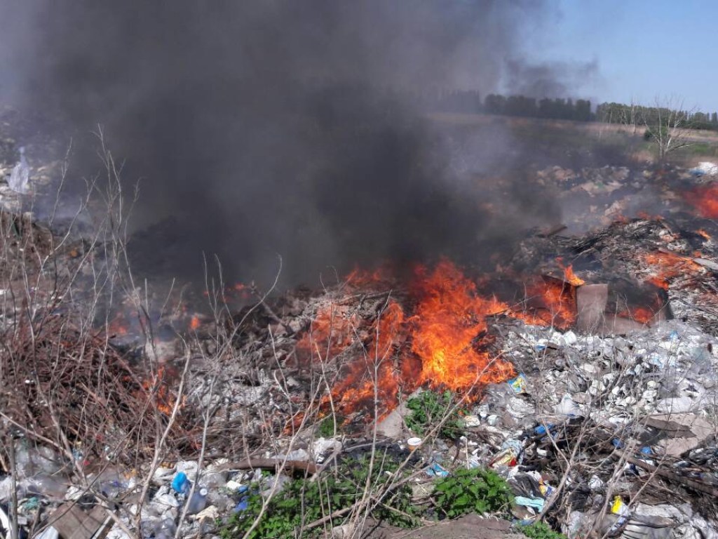 Под Киевом двое суток не могли потушить пожар на несанкционированной свалке (ФОТО)
