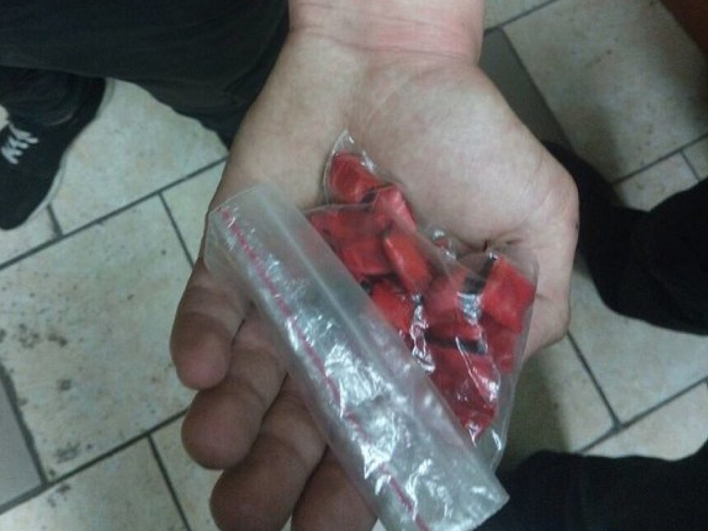 В киевском метро задержали парня с 20 пакетами наркотиков (ФОТО)