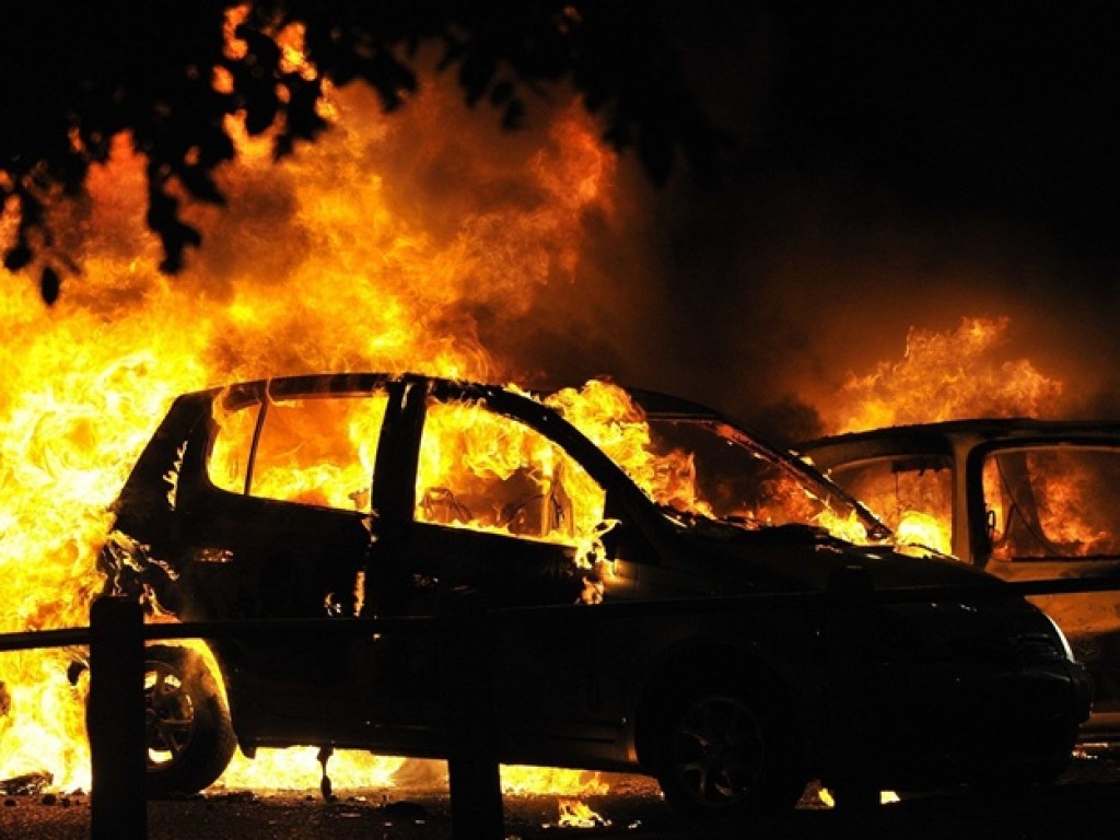 В Одессе в одно время сожгли два автомобиля в разных частях города