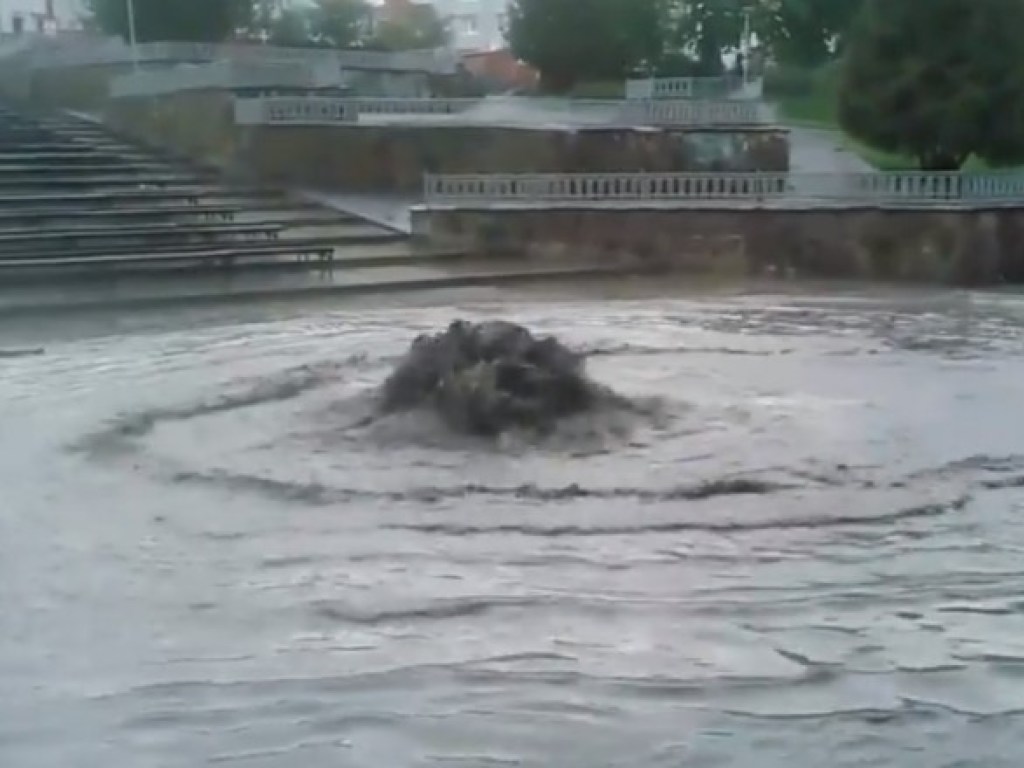 В тернопольском парке появился «фонтан» из сточных вод (ФОТО, ВИДЕО)