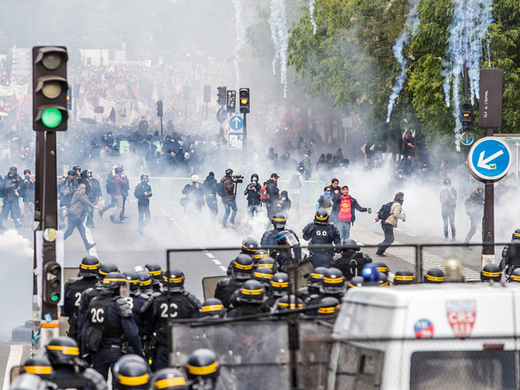 Первомайские беспорядки в Париже: полиция задержала почти 300 человек