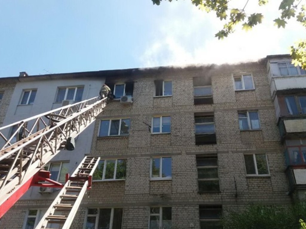 При пожаре в харьковской многоэтажке погиб мужчина (ФОТО)