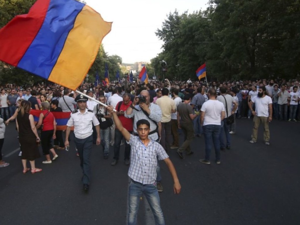 В Армении остановились все железные дороги: оппозиция блокирует пути