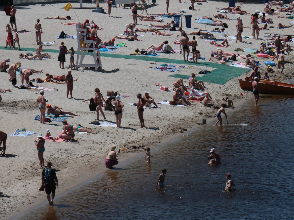 В КП «Плесо» назвали дату открытия 13 столичных пляжей