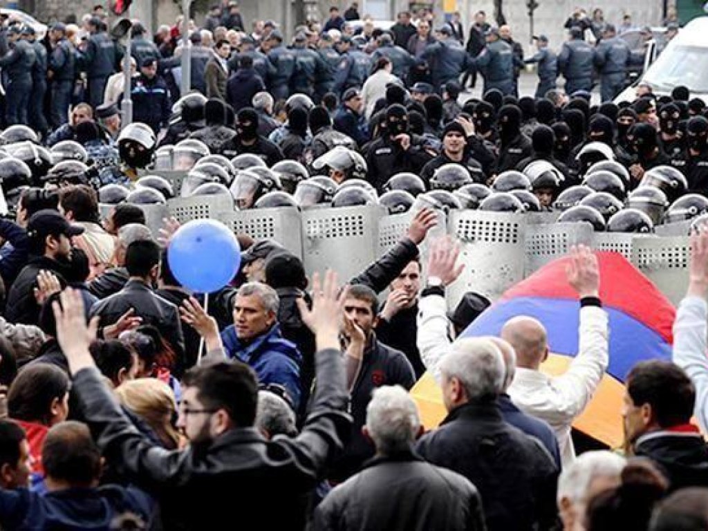 Протесты в Армении: в Ереване сторонники Пашиняна заблокировали метро, ряд улиц и входы в министерства (ВИДЕО)