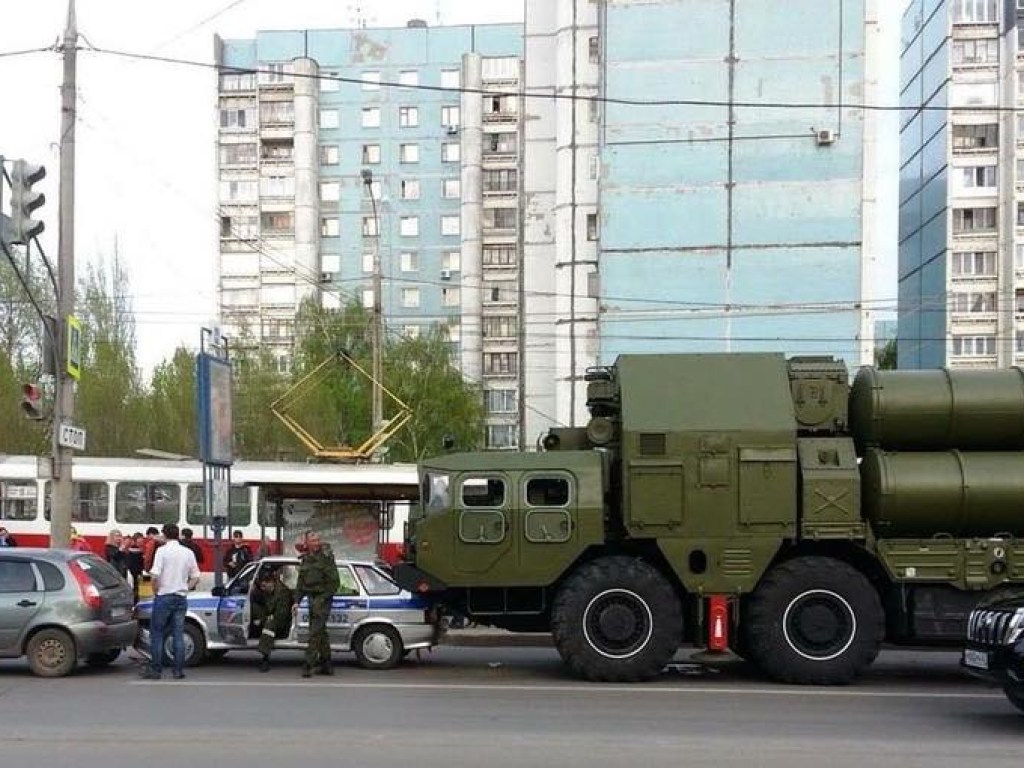 В РФ зенитно-ракетный комплекс наехал на полицейский автомобиль (ФОТО)