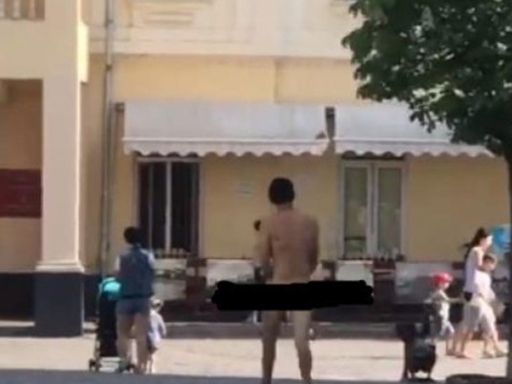 Житель Мукачево приобрел привычку гулять по улицам нагишом (ФОТО, ВИДЕО)
