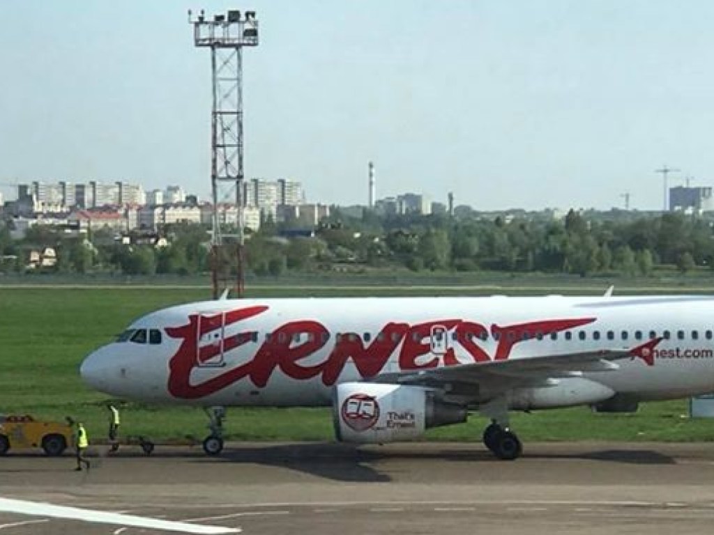 В аэропорту «Киев» в самолет врезался погрузчик, отложены рейсы (ФОТО)