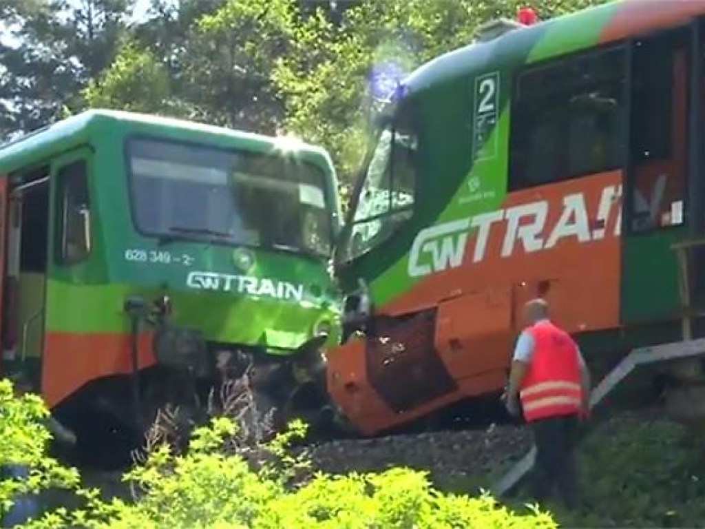 В Чехии столкнулись пассажирские поезда, пострадали не менее 14 человек  (ФОТО, ВИДЕО)