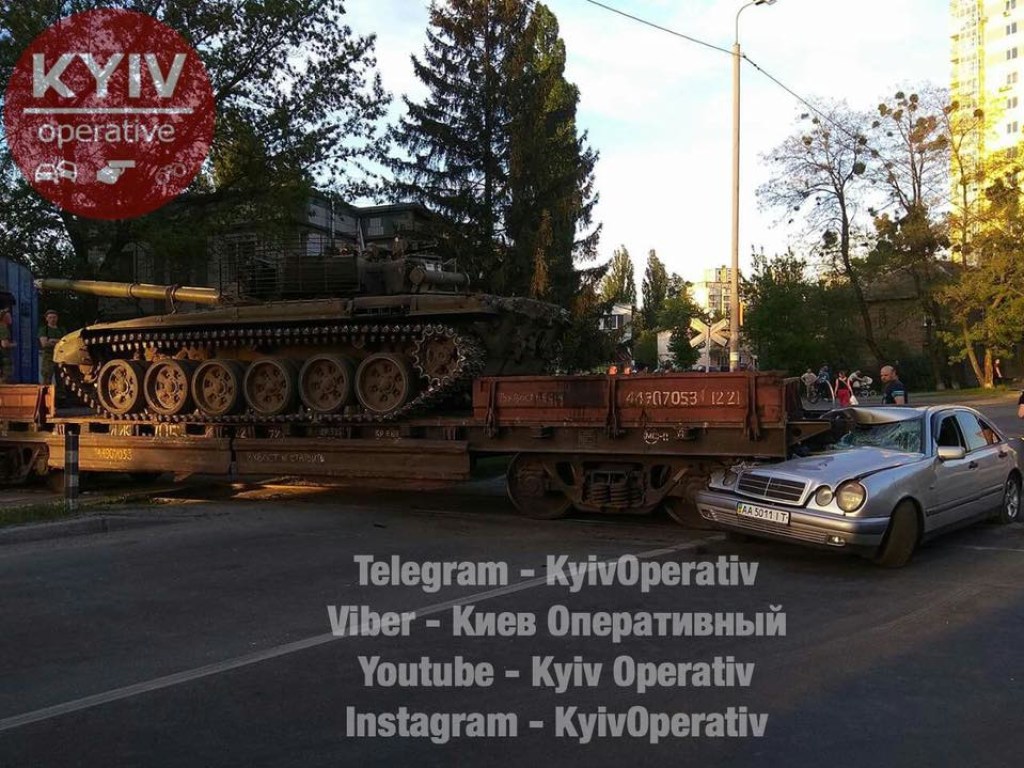 На левом берегу Киева автомобиль влетел в вагон поезда, перевозивший танк (ФОТО)