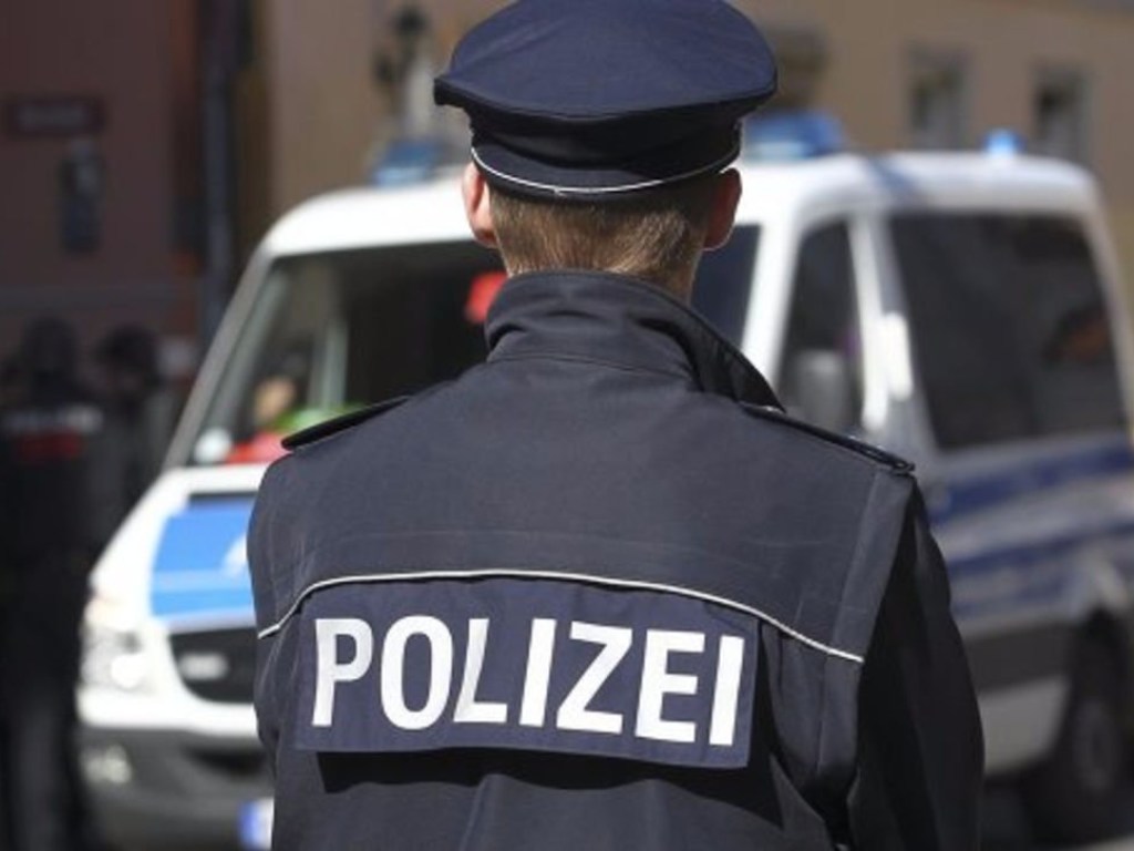 150 беженцев в Германии атаковали полицейских, чтобы помешать депортации африканца