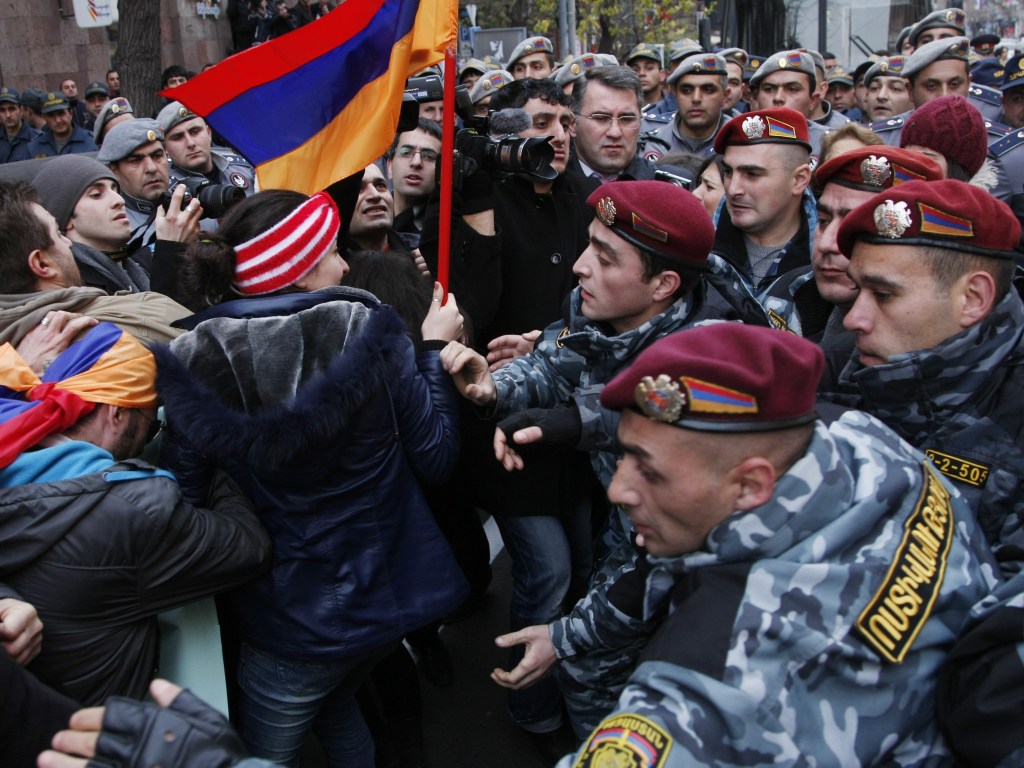 Продолжение протестов в Ереване грозит Армении экономической катастрофой – американский обозреватель