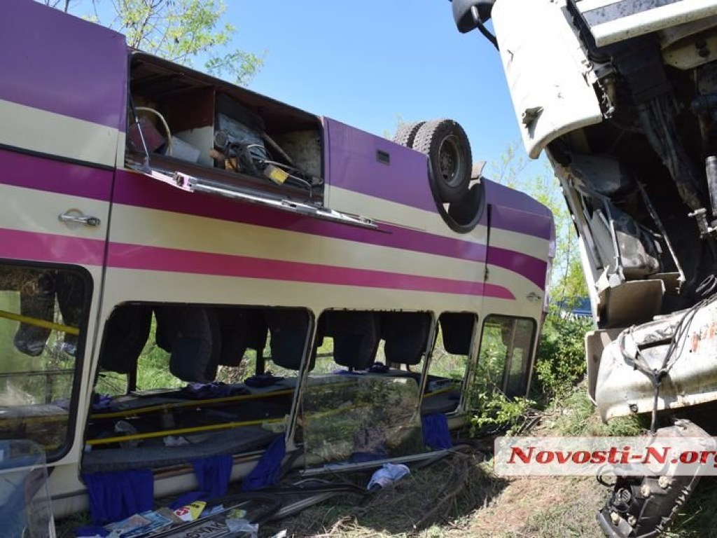 ДТП с 10 пострадавшими: На Николаевщине зерновоз столкнулся с рейсовым автобусом и машиной ВСУ (ФОТО)