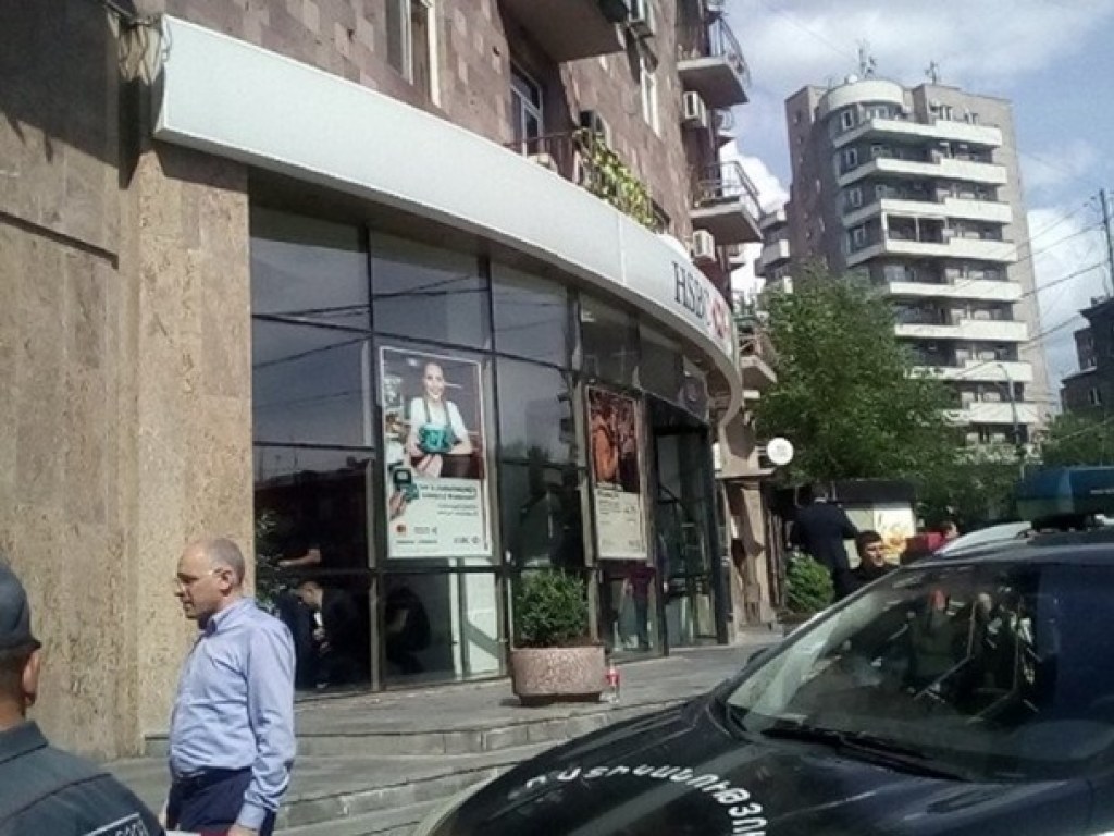 В Ереване совершено нападение на банк, есть жертвы (ФОТО)