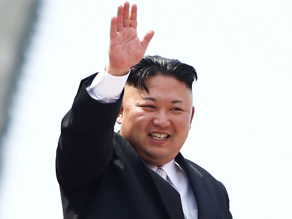 Во время торжественного приема Ким Чен Ын толкнул фотографа, преградившего путь его жене (ВИДЕО)