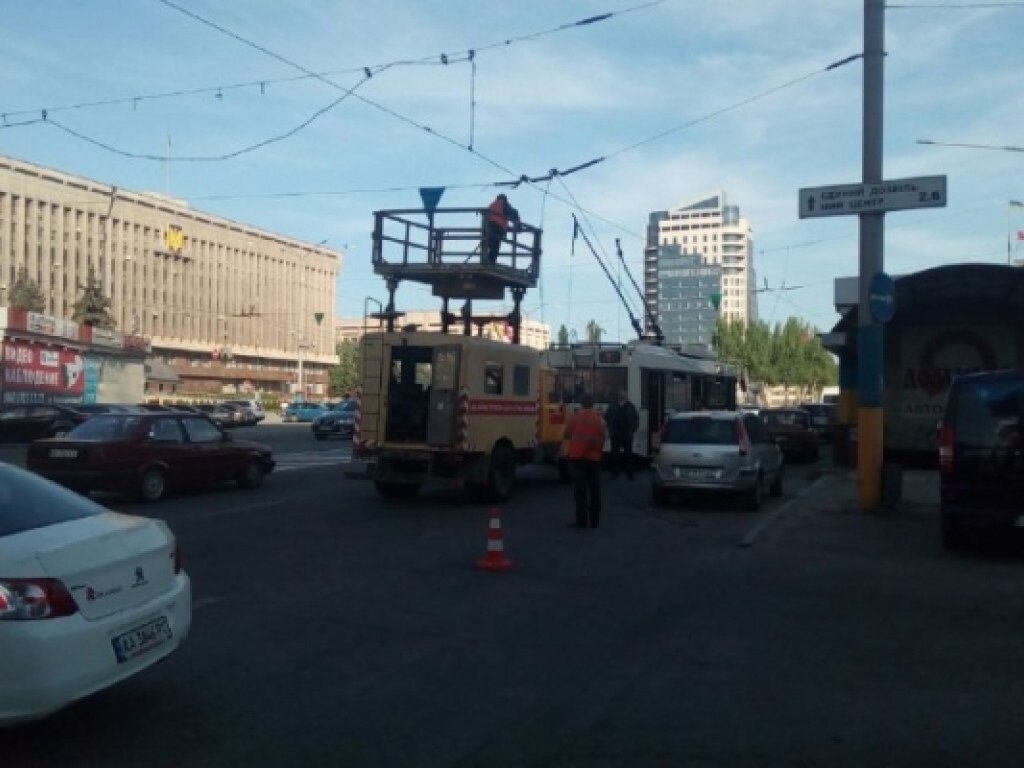 Электропровод троллейбуса оборвался в Запорожье , повредив автомобиль (ФОТО)