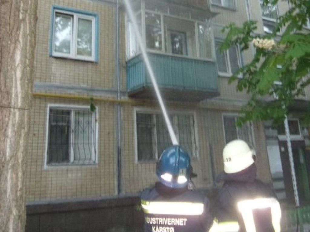 В Соломенском районе Киеве в результате пожара в многоэтажке выгорели две квартиры (ФОТО)