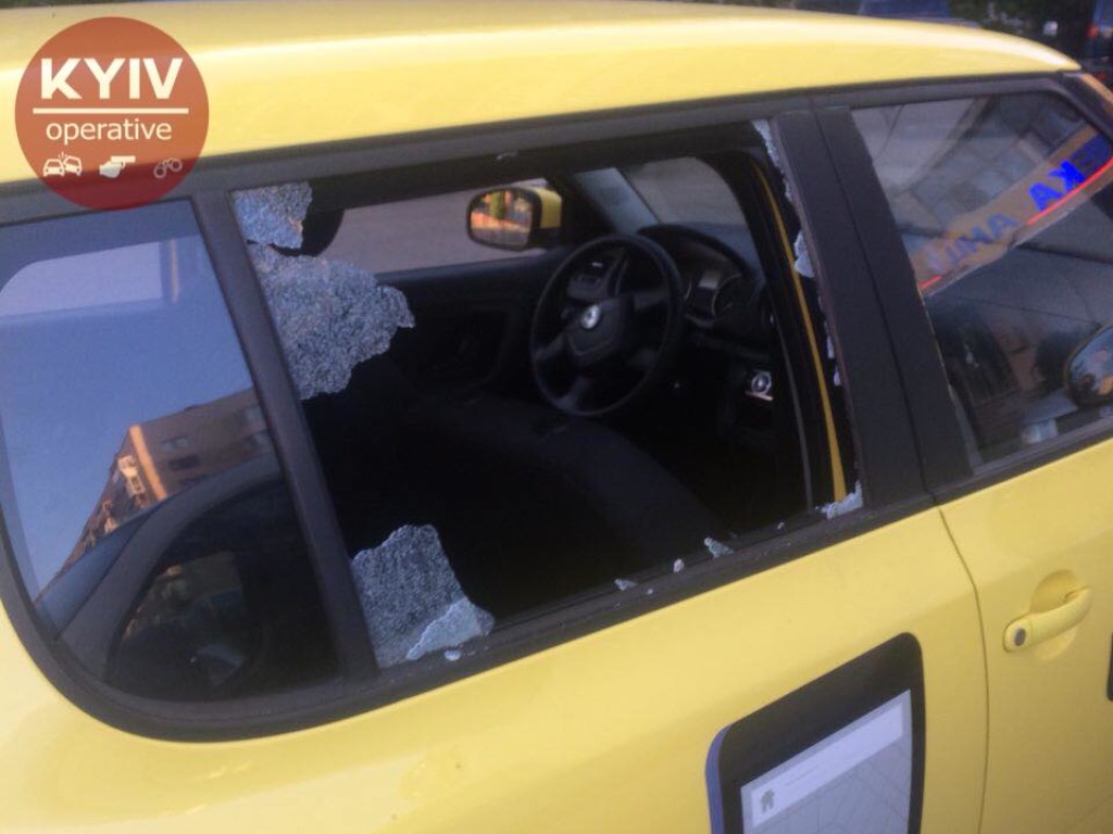 В Соломенском районе Киева злоумышленники повредили и ограбили две иномарки (ФОТО)