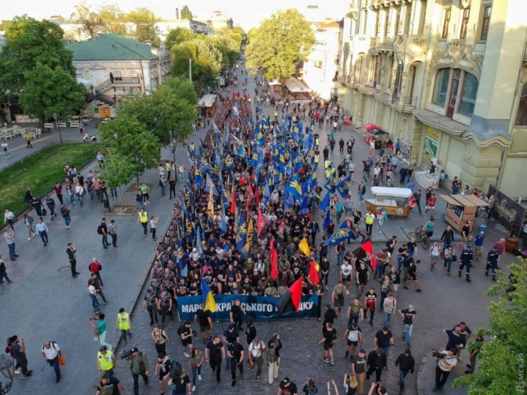 Гранаты и фаеры: В Одессе прошел марш националистов (ФОТО, ВИДЕО)