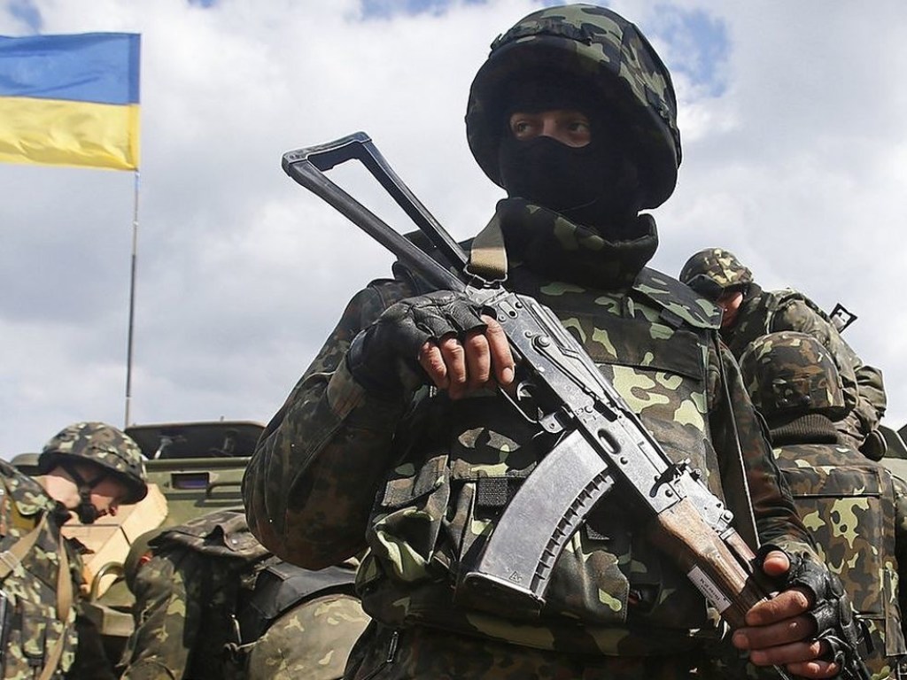В Киеве во время массовой драки ранили «киборга» в спину ножом (ВИДЕО)