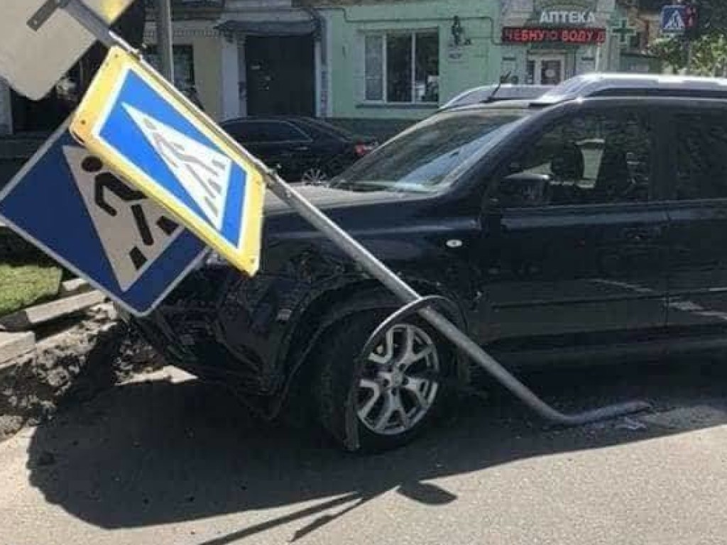 На Подоле в Киеве внедорожник снес дорожный знак на тротуаре (ФОТО)
