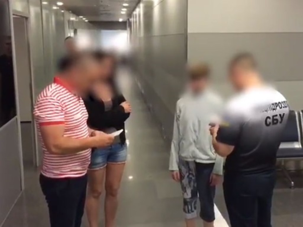 В Борисполе задержали девушек, которых везли для оказания интимных услуг в Чехию (ФОТО, ВИДЕО)