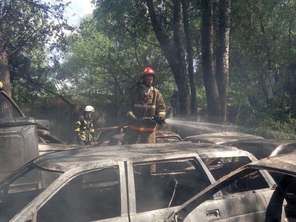 Крупный пожар на столичном Голосеево: на стоянке сгорело более 50 авто (ФОТО)