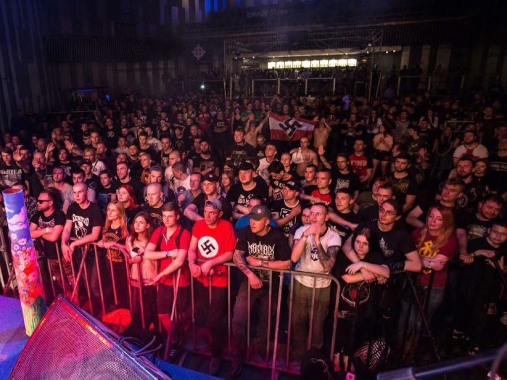 Свастика и нацистские приветствия: в столичном клубе прошел «правый» рок-концерт (ФОТО)