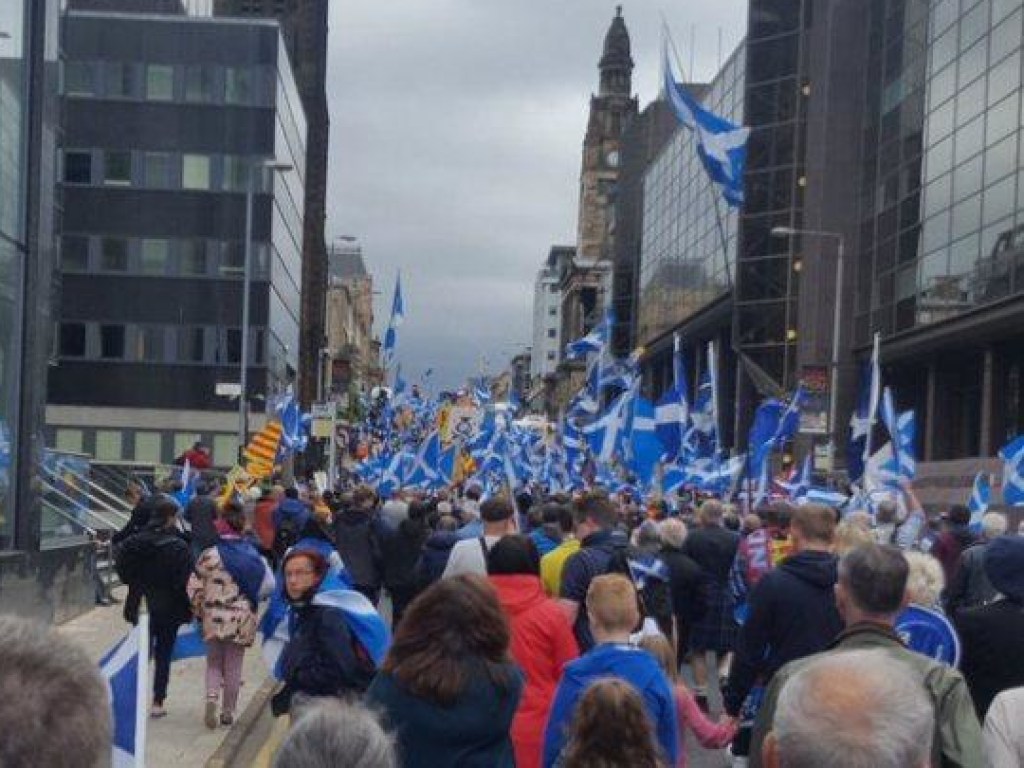 Десятки тысяч сторонников независимости Шотландии вышли на улицы Глазго (ФОТО)