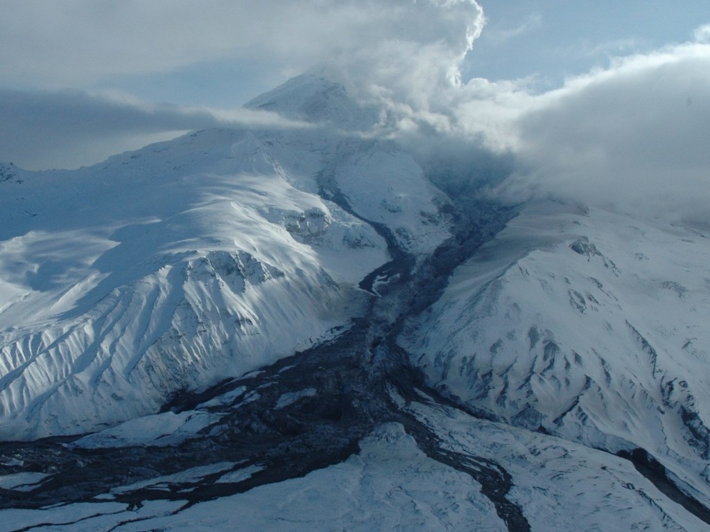 На Аляске активизировался вулкан