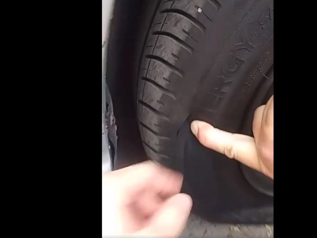 Злоумышленники порезали колеса авто сестры Надежды Савченко (ФОТО, ВИДЕО)