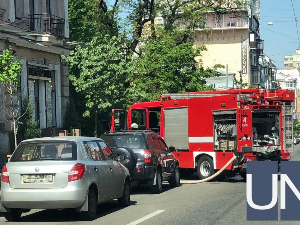 В центре Киева горел ресторан, госпитализировали женщину с сильными ожогами (ФОТО)