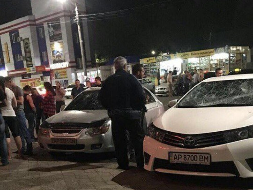 В Мелитополе голый мужчина прыгал по автомобилям возле супермаркета (ФОТО)